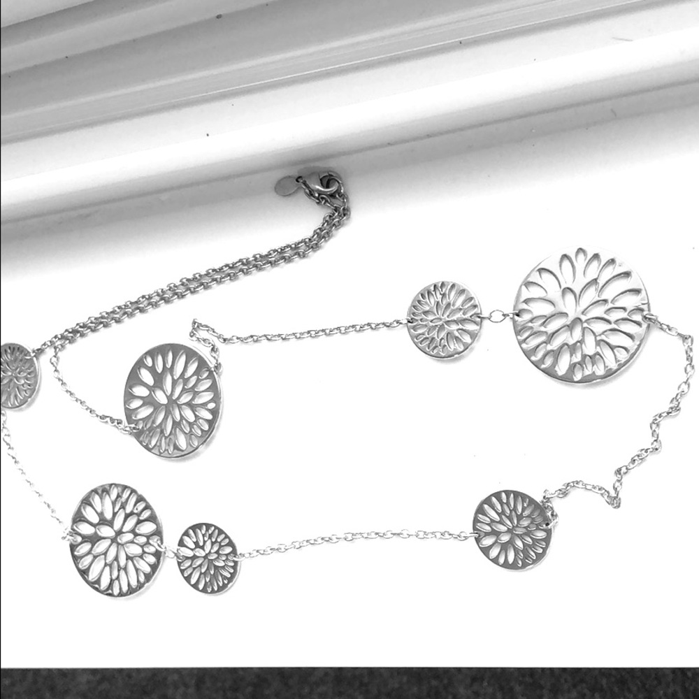 Silver circle pattern necklace